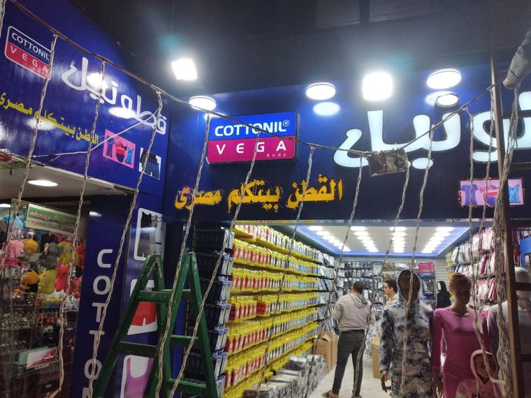حروف مضيئة وديكور داخلي لمعرض كوتونيل فيجا